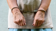 Θεσσαλονίκη: 64χρονη έκλεβε χρυσές λίρες και κοσμήματα από τον εγγονό της