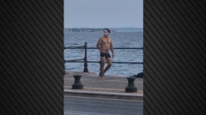 Άνδρας ντυμένος Τζόκερ χόρευε με το εσώρουχο και βούτηξε στον Θερμαϊκό, αστυνομικοί τον απομάκρυναν από το σημείο, δείτε βίντεο