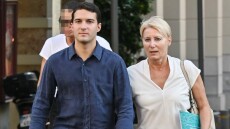 Νατάσα Παζαΐτη: Η βόλτα με τον γιο της Αλέξανδρο Καραμανλή στο κέντρο της Αθήνας, δείτε φωτογραφίες