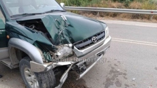 Τροχαίο σε παράδρομο της εθνικής οδού στη Φθιώτιδα: Ηλικιωμένος οδηγός έπεσε σε αγροτικό που έκανε εργασίες