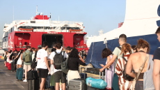 Το αδιαχώρητο στα λιμάνια του Πειραιά και της Ραφήνας, με γεμάτα πλοία φεύγουν οι αδειούχοι για τα νησιά
