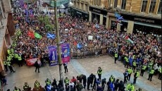 Συγκρούσεις αντιμεταναστών διαδηλωτών με αντιρατσιστές στη Γλασκώβη
