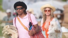 Η Χάιντι Κλουμ πήγε στην παραλία με τον 20χρονο γιο της και τον σκύλο της, δείτε φωτογραφίες