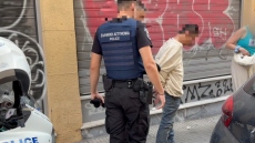 Ομόνοια: Συνελήφθη επ’ αυτοφώρω διαρρήκτης που έσπασε παράθυρο αυτοκινήτου, δείτε βίντεο
