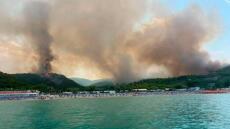 Εκατοντάδες τουρίστες και λουόμενοι απομακρύνθηκαν από τη θάλασσα σε πυρκαγιά στην Ιταλία
