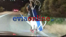 Απίστευτη εικόνα από την Εύβοια: Μεταφέρουν με πατίνι ξαπλώστρα θαλάσσης μέσα στη νύχτα 
