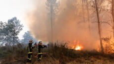 Οι φλόγες στη Γαλλία απειλούν και κρίσιμες πυρηνικές και αμυντικές εγκαταστάσεις

