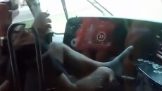 Πειθαρχική έρευνα της ΣΤΑΣΥ για τον οδηγό του τραμ που κάπνιζε και έβαλε τα πόδια του πάνω στο σύστημα πλοήγησης ενώ οδηγούσε, δείτε βίντεο
