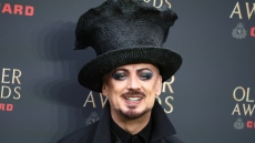 «Εσείς λέτε γενοκτονία, εγώ λέω πόλεμο»: Ο Boy George κυκλοφόρησε τραγούδι υπέρ του Ισραήλ και προκάλεσε αντιδράσεις