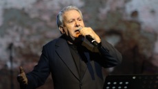 Ο Μητσιάς απήγγειλε τον «Γιάννη τον φονιά» του Γκάτσου επειδή ο γιος του Χατζιδάκι απαγόρευσε να τον τραγουδήσει, «αίσχος» φώναξαν θεατές στο Δίον