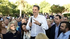 Θερινές κυβερνητικές εξορμήσεις: Ο Μητσοτάκης σε Λέρο και Αγαθονήσι, επτά υπουργοί υπό τον Χατζηδάκη στη δυτική Μακεδονία