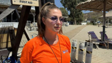 Ναυαγοσώστρια διέσωσε πατέρα και τις τέσσερις κόρες του στη Σύρο, παρασύρθηκε η βάρκα τους από τον άνεμο