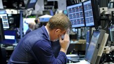 Δραματικό sell-off στη Wall Street – Το τοξικό κοκτέιλ που βύθισε τον Dow κατά 1.150 μονάδες