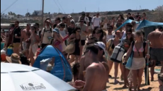 Βίντεο: Λαοθάλασσα στην παραλία Ιταλίδα στα Κουφονήσια, «κουράστηκα και που το είδα» σχολιάζουν