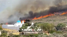 Σε ύφεση η πυρκαγιά στην Πάρο, μάχη με τις διάσπαρτες εστίες, «δεν εφησυχάζουμε λόγω ανέμων», λένε από την Πυροσβεστική