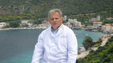 Μέσα στο ασθενοφόρο, δίπλα στον ασθενή, ταπεινός στο καθήκον  – Ο καλύτερος γιατρός του κόσμου Ανάργυρος Μαριόλης στο πλευρό ασθενούς στα Σπήλαια Διρού