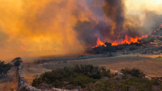 Ανεξέλεγκτη η φωτιά στην Πάρο: 112 για εκκένωση τριών περιοχών, δείτε βίντεο και φωτογραφίες