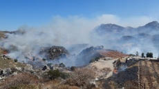 Μηδενική ορατότητα και αναταράξεις από καπνούς και ανέμους δεν επιτρέπουν τη ρίψη νερού σε Πάρο και Κρήτη