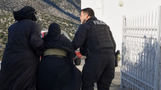 Βίντεο: Απομάκρυναν καλόγριες και ιερές εικόνες από τη Μονή Αγίων Θεοδώρων ενώ μαινόταν η φωτιά στην Πάρο