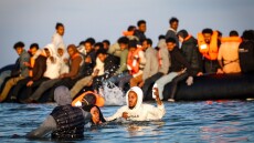 Ρεκόρ άφιξης μεταναστών μέσω της Μάγχης στη Βρετανία: 752 άνθρωποι σε μια ημέρα, τέσσερις εντοπίστηκαν νεκροί
