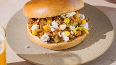 Sloppy Joe με πιπεριές κέρατο και φέτα