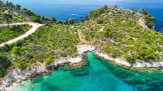 Ελληνικό νησί στη λίστα με τους κορυφαίους κινηματογραφικούς προορισμούς: Ήρεμο αμφιθέατρο που αγκαλιάζει το σμαραγδένιο Αιγαίο