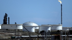 Εκτίναξη κερδών για ExxonMobil και Chevron λόγω της ανόδου των τιμών του πετρελαίου