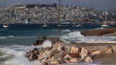 Θυελλώδεις βοριάδες στην Αττική: Στα 150 χλμ/ώρα οι ριπές ανέμου στην Πεντέλη