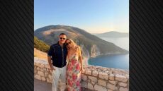 Ο Γιώργος Μπούσαλης ανέβασε φωτογραφία αγκαλιά με την Καλομοίρα στην Κεφαλονιά: Σ' αγαπώ, έγραψε