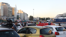 Το αδιαχώρητο στον Πειραιά: Ουρές και ταλαιπωρία για επιβάτες μετά από ακύρωση δρομολογίου, απαγορευτικό απόπλου από Ραφήνα και Λαύριο
