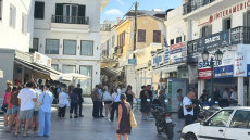 Ουρές στα ακτοπλοϊκά πρακτορεία στην Τήνο από νωρίς το πρωί μετά το απαγορευτικό, δείτε βίντεο 