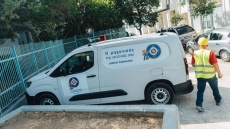 «Ο Μηχανικός της Γειτονιάς»: Στους δρόμους της Αθήνας τα βανάκια άμεσης επέμβασης για τις επισκευές στα σχολεία