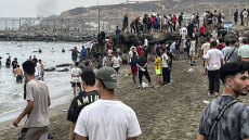 Τηλεδιάσκεψη Ευρωπαίων μετά την εισβολή μεταναστών στη Θέουτα: Δυσφορία για την πολιτική Σάντσεθ, ο ελληνικός αστερίσκος για τις έκτακτες κρίσεις