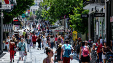 Τα δύο πρόσωπα της οικονομίας των νοικοκυριών: Ανεβαίνει ο πλούτος, πέφτει η αποταμίευση, «φουσκώνει» ο δανεισμός
