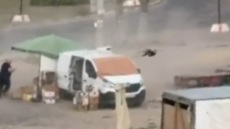 Βίντεο-σοκ: Ρωσικό drone καταδιώκει Ουκρανό άμαχο στη Χερσώνα και τον τραυματίζει, «κάνουν σαφάρι ανθρώπων» λέει ο Ζελένσκι