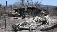Η επόμενη μέρα μετά την καταστροφή στην Δυτική Αττική, στάχτη χιλιάδες στρέμματα, ζημιές σε σπίτια και περιουσίες

