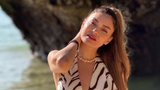 H Αποστολία Ζώη φωτογραφίζεται στην παραλία «χαρούμενη, γεμάτη αλμύρα»