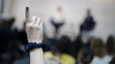 Η Δανία για να αντιμετωπίσει μαθητικές εργασίες με AI, επιβάλλει προφορική παρουσίαση στα σχολεία