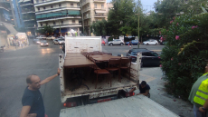 «Σκούπα» του δήμου Αθηναίων για τα παράνομα τραπεζοκαθίσματα: Σήκωσαν 240, ανάμεσά τους και καναπέδες
