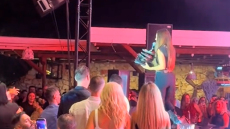Η Ιουλία Καλλιμάνη θύμωσε με θεατή που της πέταξε λουλούδια στην Ηγουμενίτσα: Του τα επέστρεψε στο κεφάλι και είπε «εσένα σ' αρέσει αυτό...», δείτε βίντεο