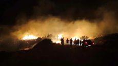 Φωτιά στη Σητεία στην περιοχή Αχλάδια, κοντά σε πάρκο με ανεμογεννήτριες, πνέουν ισχυροί άνεμοι στην περιοχή 