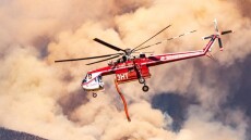 Συνετρίβη πυροσβεστικό ελικόπτερο ενώ επιχειρούσε σε μεγάλη δασική πυρκαγιά στη Γιούτα