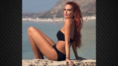 Η Σίσσυ Χρηστίδου φωτογραφήθηκε με ολόσωμο μαγιό με κοψίματα σε παραλία στα Χανιά