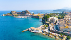 Δημοσίευμα της Daily Mail για κρυφές χρεώσεις από μπαρ κι εστιατόρια στην Κέρκυρα: «Μας αντιμετωπίζουν σαν πορτοφόλια με πόδια» λένε τουρίστες
