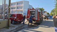 Υπό έλεγχο η φωτιά σε οροφή σχολείου στη Λούτσα, δείτε βίντεο 