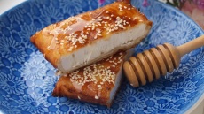 Γιατί το τυρί ταιριάζει με το μέλι; Μια χημικός τροφίμων εξηγεί