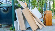 Ιταλία: Βρήκαν 86.000 ευρώ σε έπιπλο πεταμένο στον δρόμο, η διαμάχη και η συμφωνία για τα χρήματα