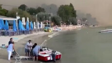 Φωτιά στη Χαλκιδική: Πάνω από 300 άτομα απεγκλωβίστηκαν με σκάφη από την παραλία της Σίβηρης, δείτε βίντεο