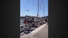 Η στιγμή που το ιστιοφόρο προσκρούει σε ελλιμενισμένα σκάφη στο λιμάνι του Καλάμου στη Λευκάδα, δείτε βίντεο