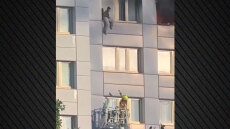 Δραματική διάσωση γυναίκας από φλεγόμενο κτήριο στο Βερολίνο: Πήδηξε από μεγάλο ύψος και την έπιασε πυροσβέστης στον αέρα